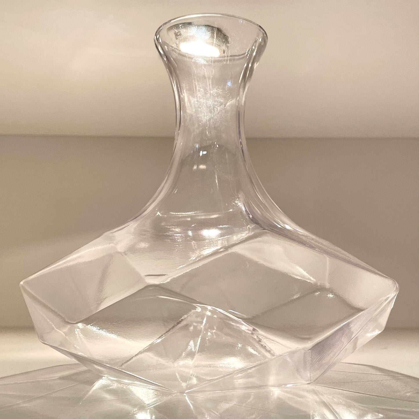 VISKI FACETED DECANTER 64oz